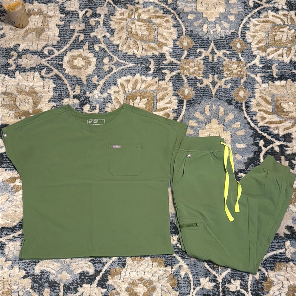 FIGS Green Scrub Set with Yellow Drawstring Size XS/P